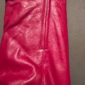 Brand: Wilson Leather
Size: Lg
Color: Red & white
Gently used (see photos)